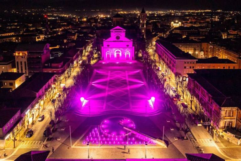 Piazza Risorgimento illuminata di rosa: Avezzano si prepara al Giro d'Italia 2024