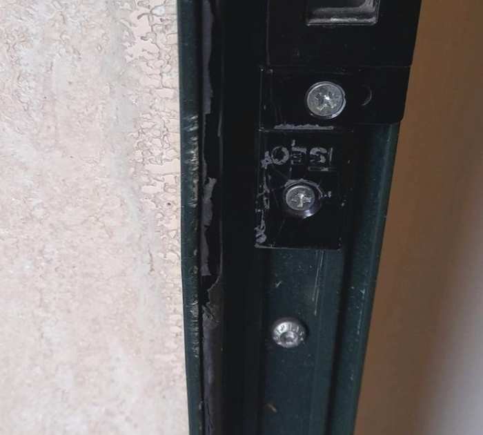 Tentano di scassinare il portone di un'abitazione: "Tutto ciò in pieno giorno"