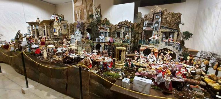 Grande e spettacolare presepe in stile napoletano in mostra presso i locali della Pro Loco di Avezzano fino al 6 gennaio
