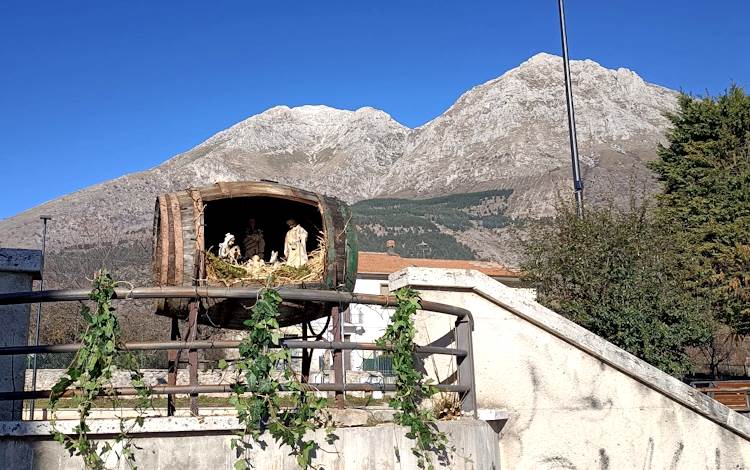 Sotto al Velino c'è un bellissimo presepe in una botte|
