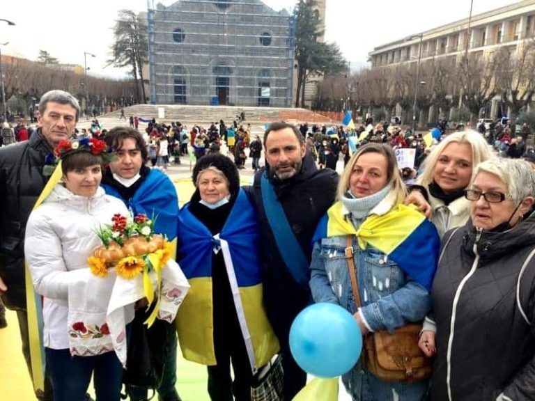 Rappresentanza del Consiglio Provinciale dell'Aquila in piazza ad Avezzano per manifestare contro la guerra|
