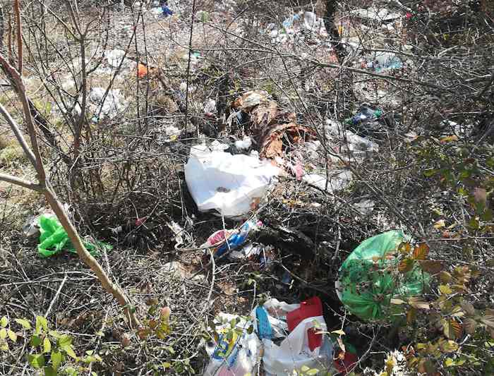 Discarica a cielo aperto all'ingresso di Poggio Filippo