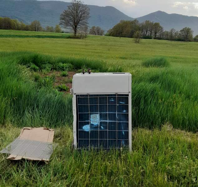 Rifiuto ingombrante abbandonato tra i campi dei Piani Palentini