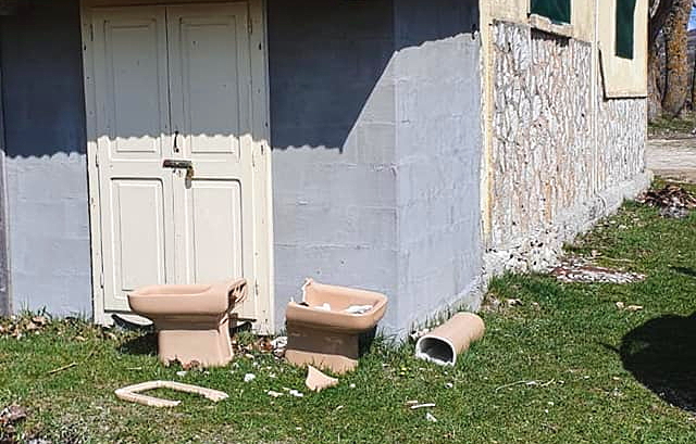 Sanitari da bagno abbandonati davanti alla sede degli Alpini di Ovindoli