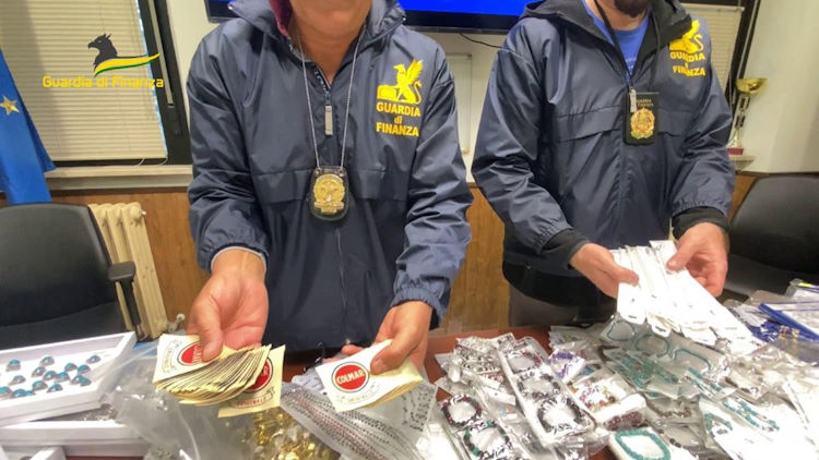 60 mila prodotti contraffatti finiti sotto sequestro grazie alle indagini eseguite dalle Fiamme Gialle