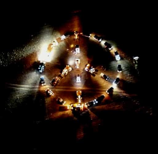 Con trattori e fuoristrada per creare un grande simbolo della pace luminoso e dire no alla guerra (video)