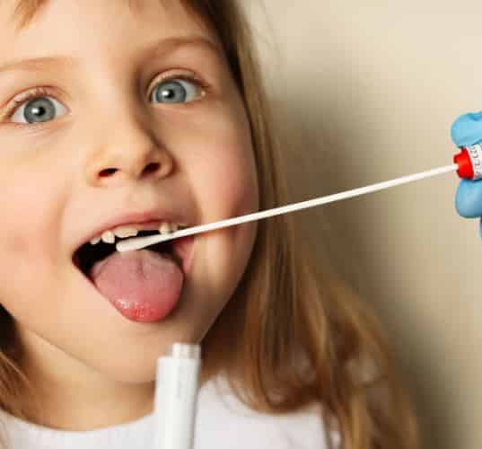 Tamponi salivari per i bambini della scuola dell'infanzia di Gioia dei Marsi prima del rientro in classe