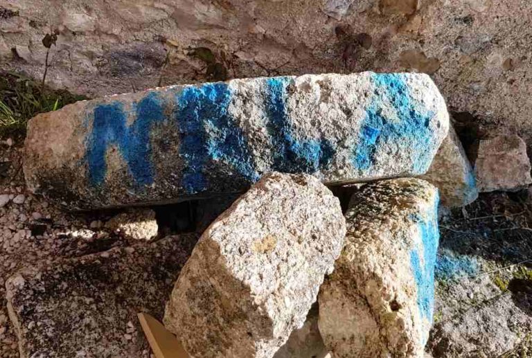 Vandalizzata l'area archeologica di Alba Fucens||||