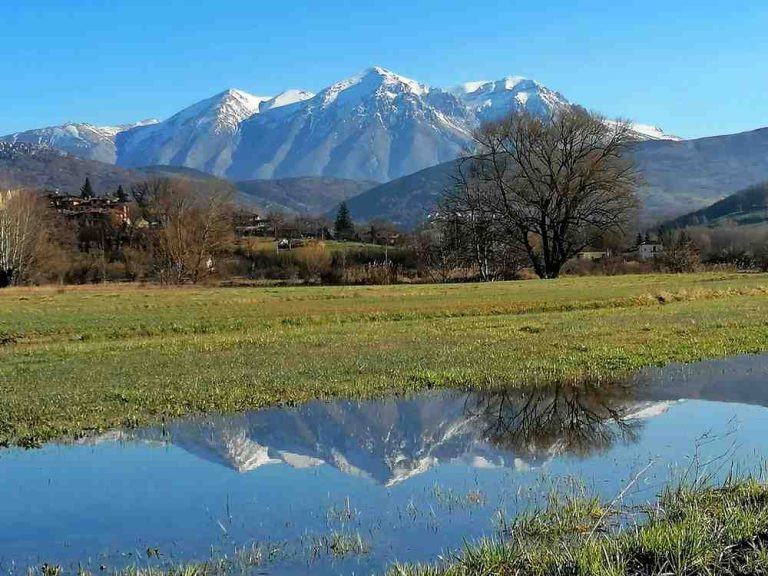 Con la splendida foto di Monte Velino "allo specchio"