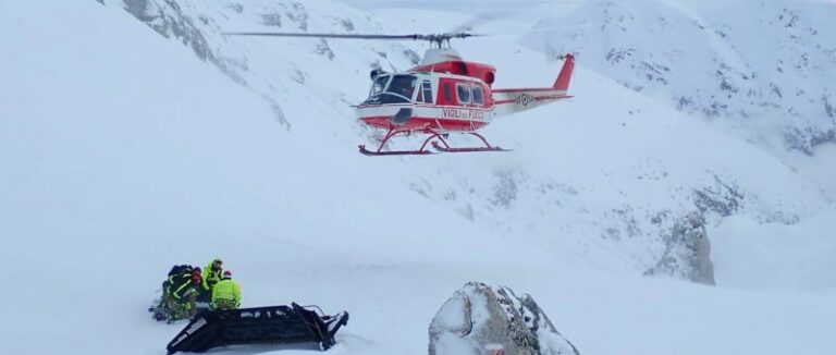Vigili del Fuoco impegnati nelle operazioni di rimozione dell'apripista precipitato