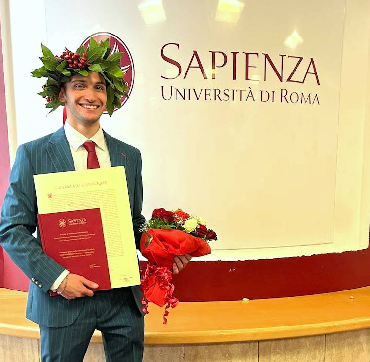 Congratulazioni a Duilio Pietrosante che si è appena laureato con 110 e lode in Odontoiatria e protesi dentaria