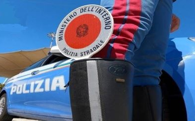 Polizia Stradale scopre violazione norme ambientali nel trasporto di autovetture destinate alla demolizione