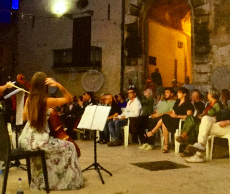 La violoncellista Cipriani si esibisce nella cerimonia di premiazione del concorso Letterario “Il rovo”