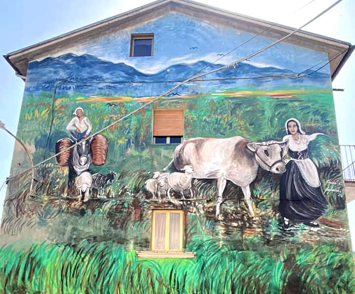 A San Giovanni l'artista Graziella Gagliardi realizza un murale che rende omaggio al borgo e alle sue tradizioni