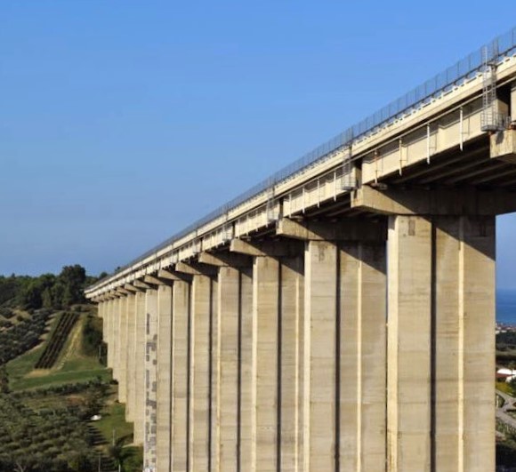 Si toglie la vita lanciandosi da un viadotto: aveva solo 27 anni