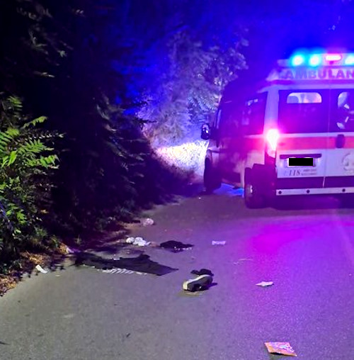 Caccia all'auto pirata che ha investito un 18enne in bici