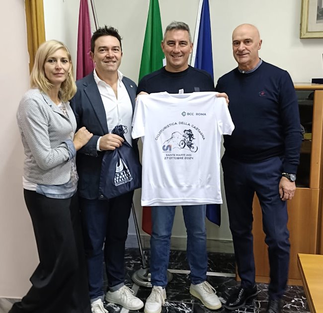 L'Abruzzo abbraccia la Cicloturistica della castagna di Sante Marie, consegnata la prima maglia all'assessore Quaglieri