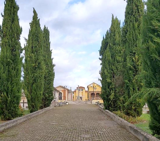 "Da mesi manca la luce in diversi settori del cimitero di Scurcola", una cittadina segnala disservizi