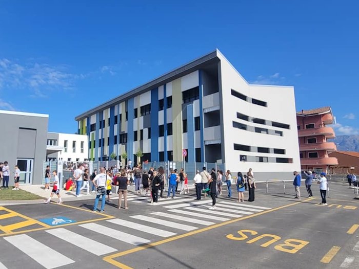 Nuove regole di circolazione su via Puglie, in prossimità del plesso scolastico Corradini-Fermi di Avezzano