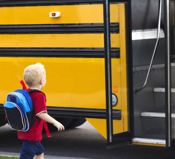 Bimba di 3 anni dimenticata sullo scuolabus per l'intera mattinata