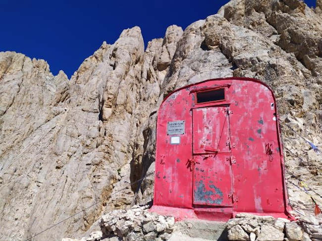 Un piccolo punto rosso sul Corno Grande, CAI L'Aquila: "Un nuovo bivacco Bafile sostituirà il vecchio ormai rimosso"