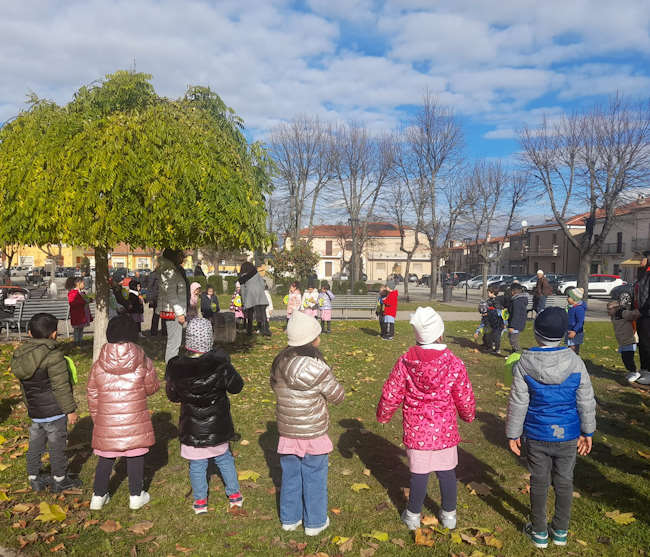 Giornata Nazionale dell'Albero: i bambini della scuola dell'infanzia di Trasacco celebrano l'importanza degli alberi