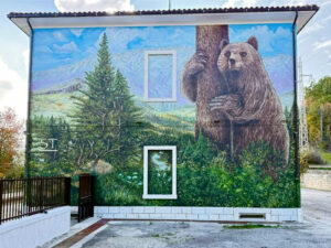 "Juan Carrito sempre con noi", il borgo di Carrito omaggia l'amato orso bruno marsicano con un murale