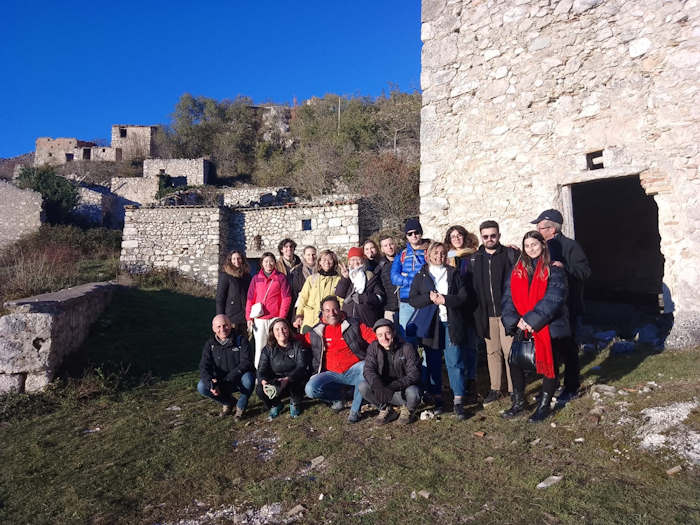 Cineturismo a Sperone Vecchio: studenti del Politecnico di Milano visitano i luoghi del film "Un mondo a parte"
