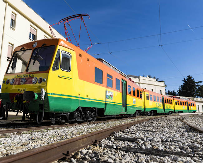 Tua restaura il Treno della Valle e inaugura il nuovo archivio storico: un patrimonio che rivive