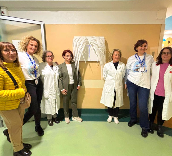 Una scultura per ricordare il piccolo Tommaso, il bimbo investito nel cortile della scuola dell'infanzia di Pile