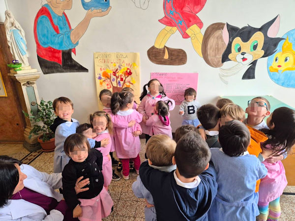 Oggi è la Giornata mondiale dell'abbraccio: i bimbi dell'Asilo Pio XI di Villa San Sebastiano la celebrano con genuino affetto