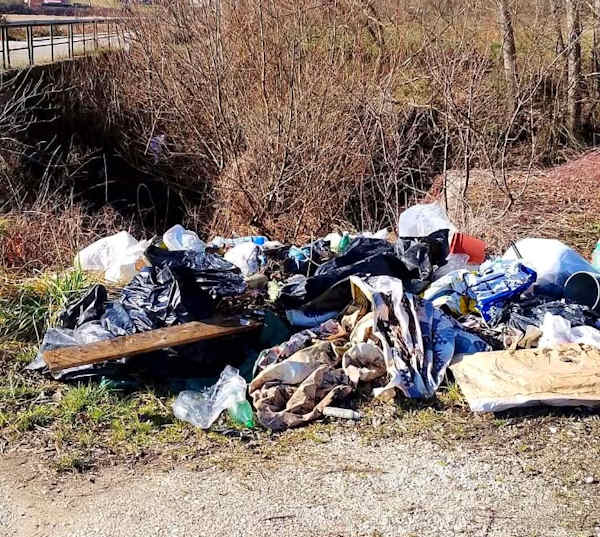 Discarica abusiva segnalata nei pressi di Sfratati, poco prima di Tagliacozzo