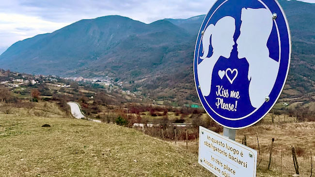 Nasce un angolo romantico a Castellafiume, per un "bacio panoramico" accanto alla Big Bench