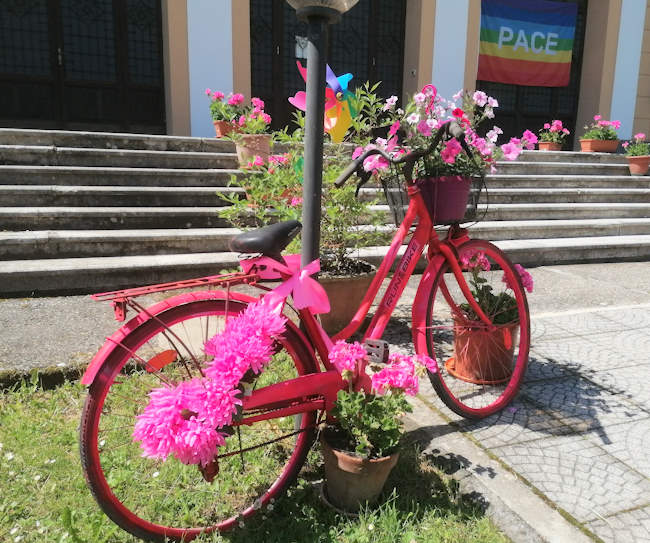 L'Asilo Pio XI di Villa San Sebastiano celebra il Giro d'Italia con una super bici fiorita