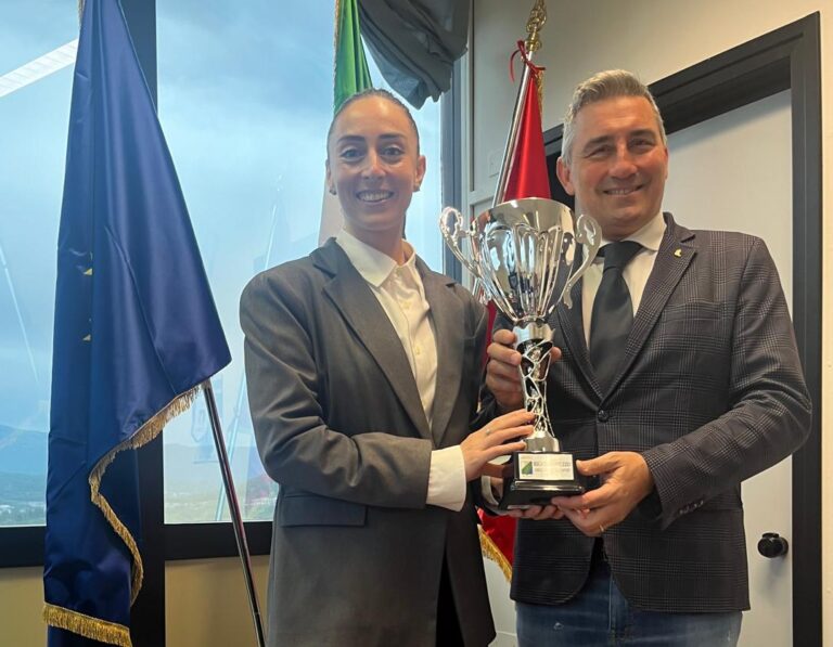 L’assessore Mario Quaglieri premia Isabella Di Iulio, dalla pallavolo marsicana al tetto del mondo