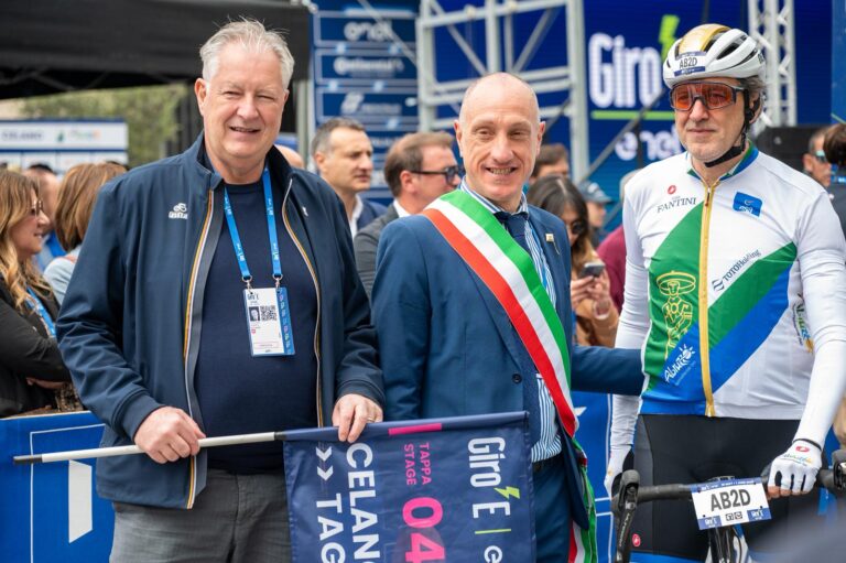 Partita da Celano la 4ª tappa del Giro E 2025 alla presenza del sindaco Santilli e del presidente Marsilio in versione ciclista