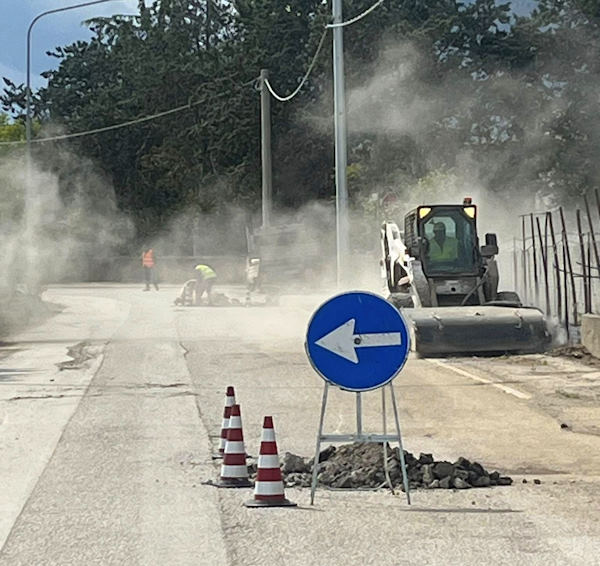 Partiti i lavori di riqualificazione stradale e decespugliamento sulle strade fucensi a Celano
