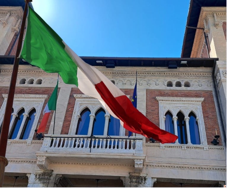 Domani ad Avezzano si celebra il 79esimo anniversario della fondazione della Repubblica italiana: il tricolore brillerà anche nel cielo Domani ad Avezzano si celebra il 79esimo anniversario della fondazione della Repubblica italiana: il tricolore brillerà anche nel cielo