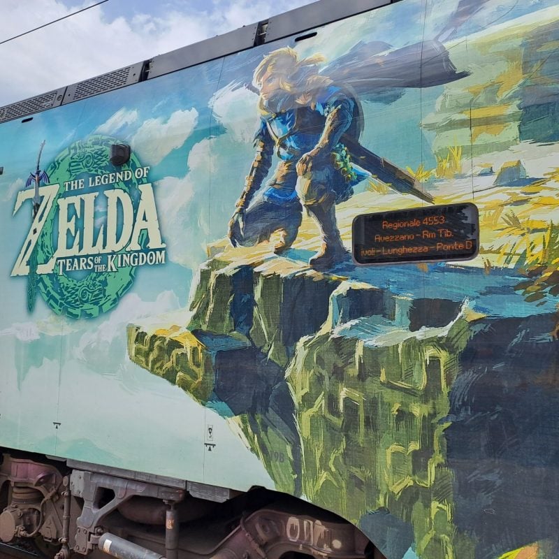 Treno ETR 621 Rock con la livrea dedicata al videogioco "La leggenda di Zelda", presenza speciale alla stazione di Avezzano