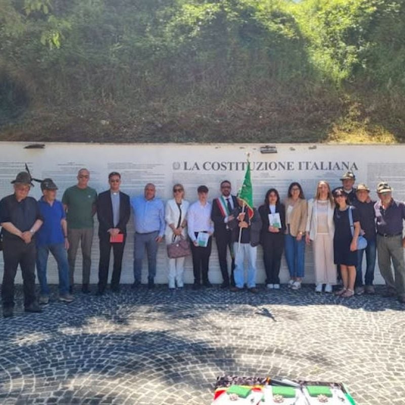 Aielli celebra il 2 Giugno consegnando una copia della Costituzione ai neodiciottenni