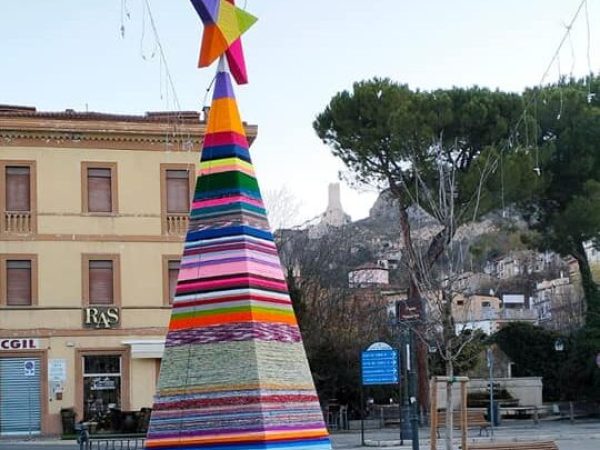 Oggi a Pescina si accende la magia del Natale con l'albero realizzato all'uncinetto dai bambini