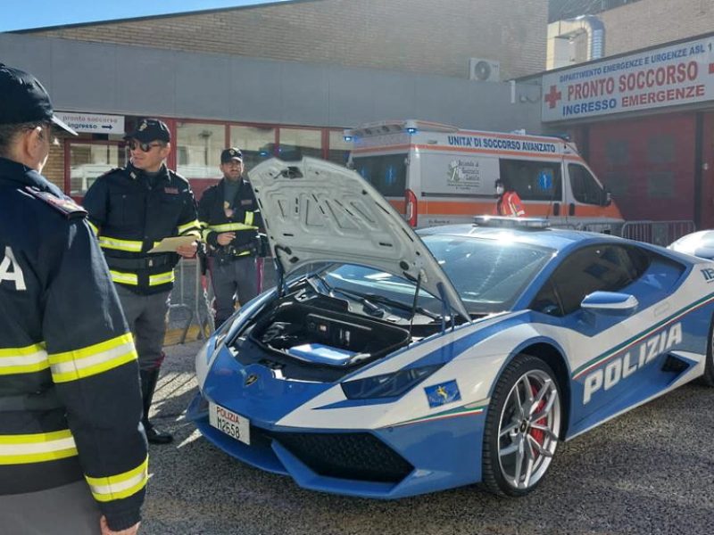 Polizia stradale a bordo della Lamborghini Huracan.