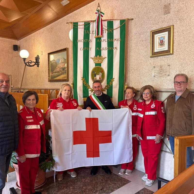 Tagliacozzo celebra la Croce Rossa: la bandiera sventola sul Municipio