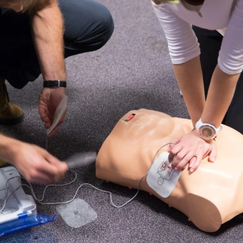 corso di primo soccorso con defibrillatore