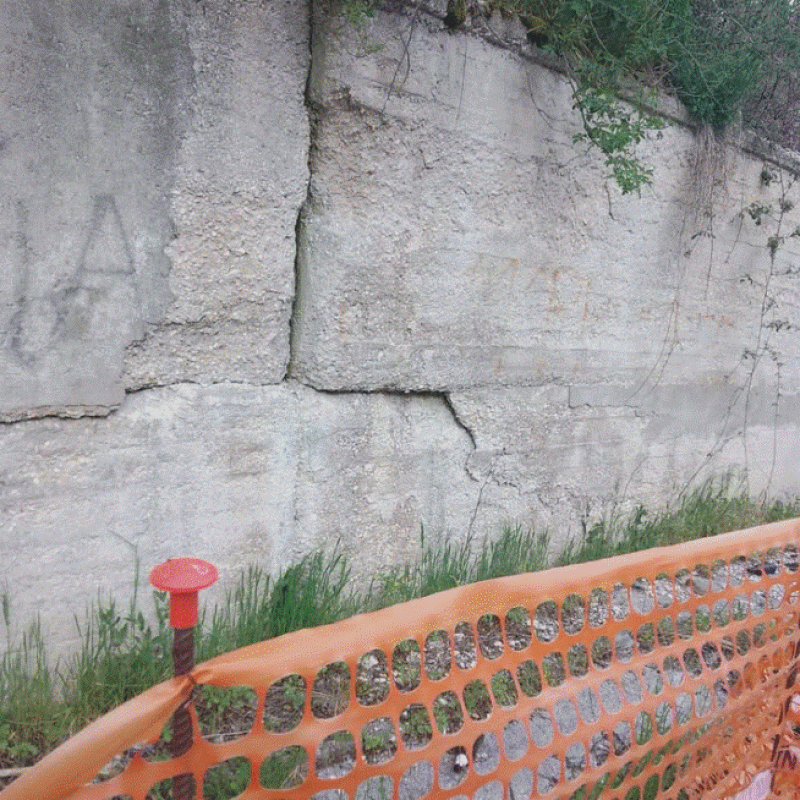 Castellafiume, preoccupazione per un muro danneggiato