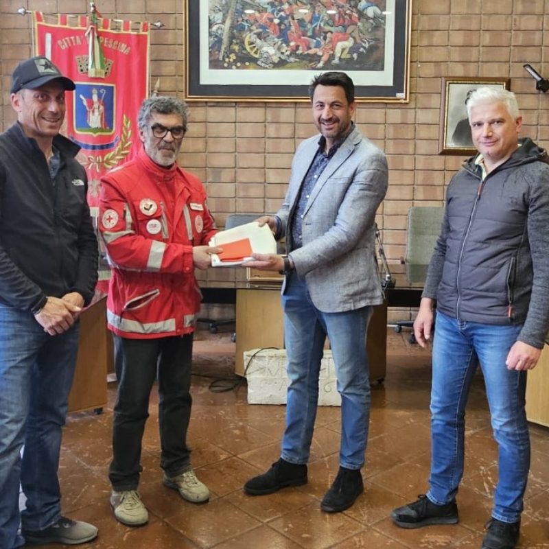 Pescina celebra la Croce Rossa: il vessillo sventola sul Municipio