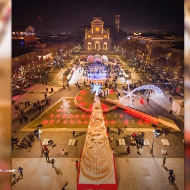 Piazza Risorgimento illuminata a Natale: Avezzano protagonista su UnoMattina News