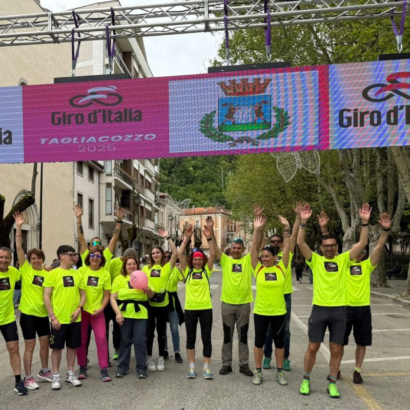 Tagliacozzo, prima tappa in rosa da record: bambini in festa, pane rosa e musica in piazza. Cresce il fermento per l’arrivo del giro d’Italia