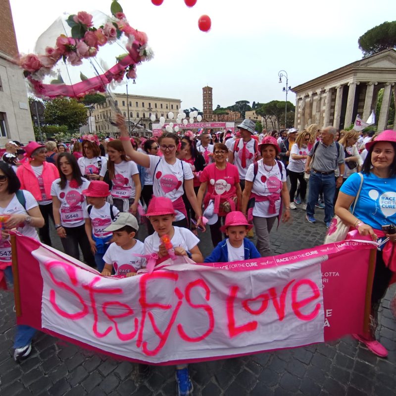 Race for the Cure, 10 anni di lotta contro il tumore al seno: la testimonianza di Stefania Zuccaro e il cuore della squadra Stefy’s Love