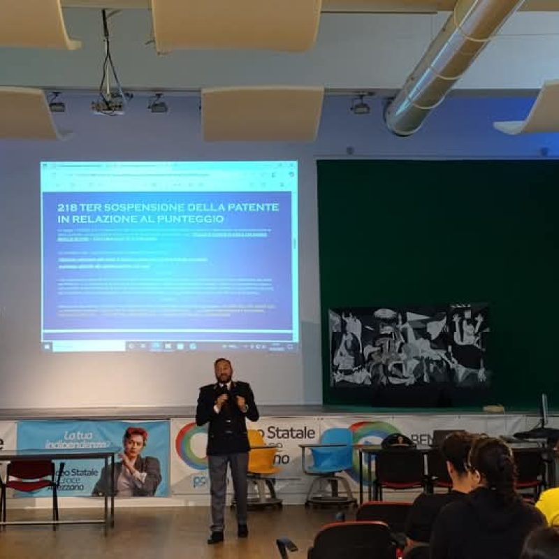 Educazione stradale, lezione di sicurezza al Liceo Croce di Avezzano: incontro con la Polizia Stradale